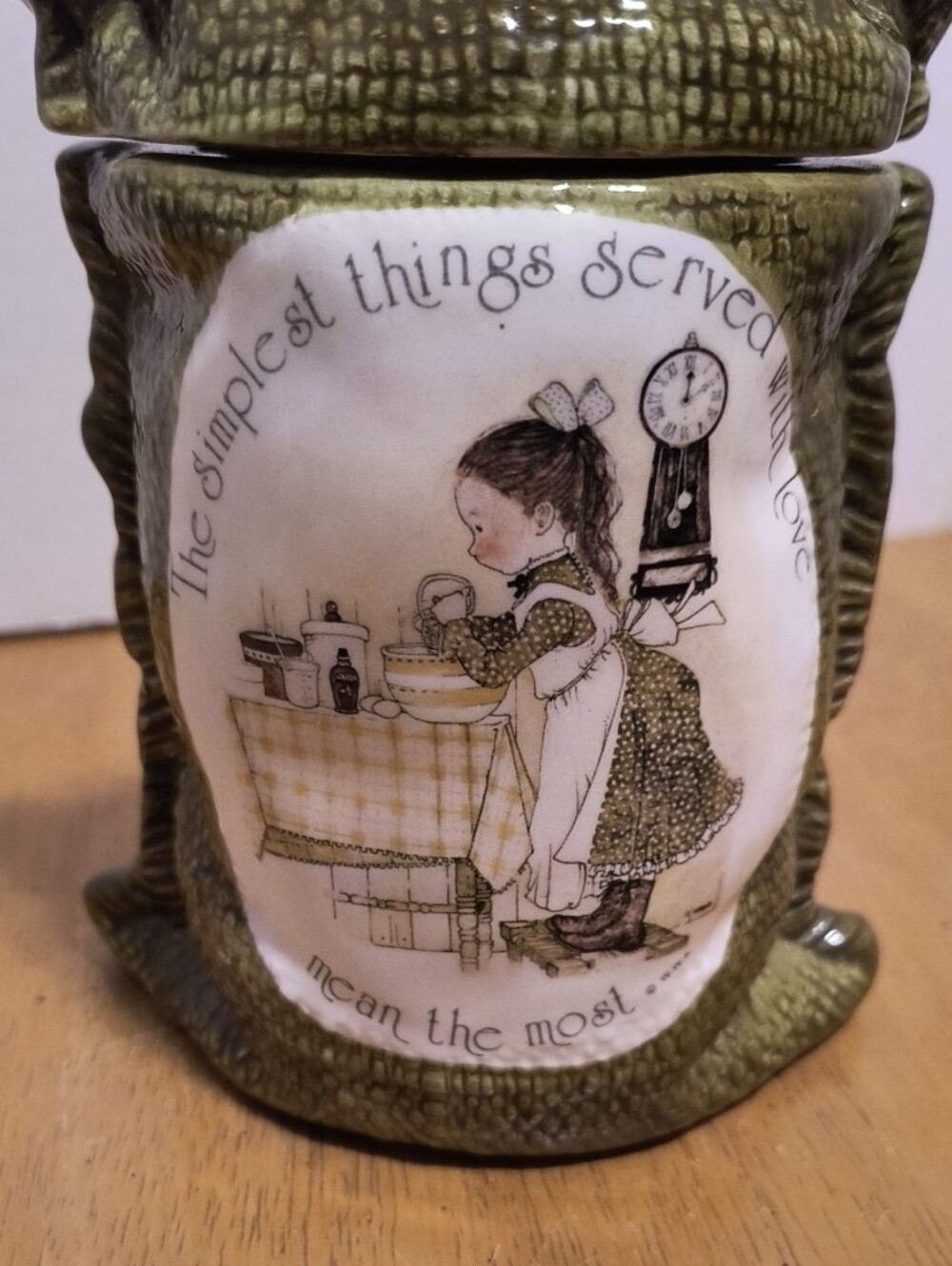 Vintage Green  Holly Hobbie Jar with Illustrated Panel B6 - Picture 2 of 3